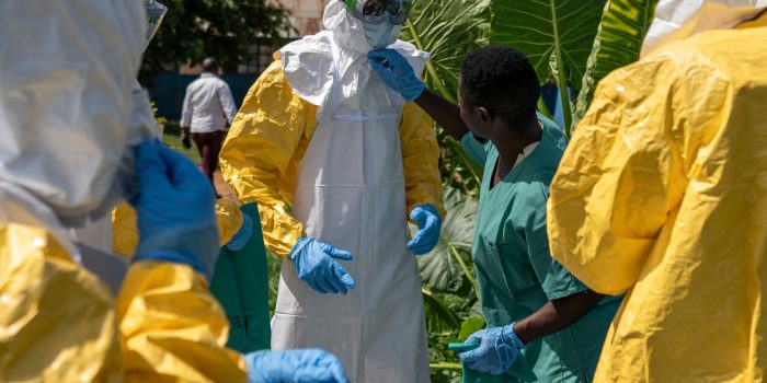 02-ebola-diagnose-twch-mediumSquareAt3X-kkeuom-rss