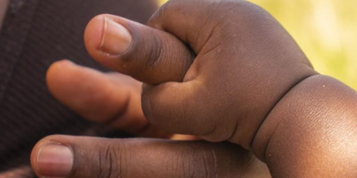 Baby20gripping20moms20finger-R2VTqu-rss