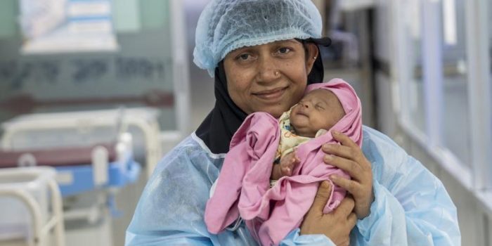 HCW20with20newborn-UNICEF-xSPjy7-rss