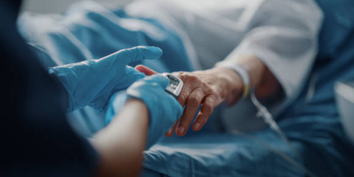 Older20person20in20hospital20bed-sIn2l9-rss