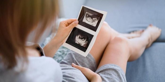 Pregnant20woman20looks20at20sonogram-uswUWq-rss