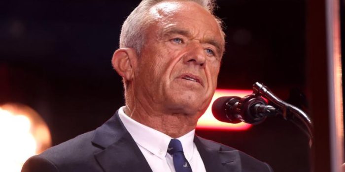 RFK20Jr20at20mic-Gage20Skidmore-54gOeN-rss