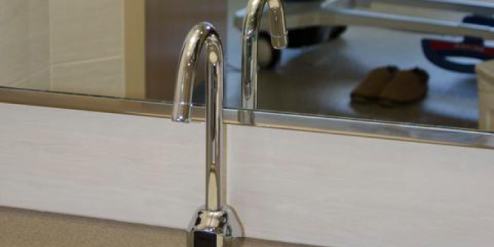 Sink20and20faucet20in20hospital-dZpJkZ-rss