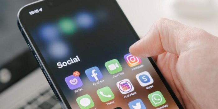 Social20media20icons20on20phone_0_0-52wlz0-rss