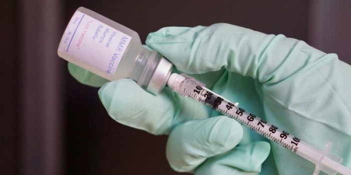 Tilted20MMR20vaccine20vial20and20syringe-8RxC7J-rss