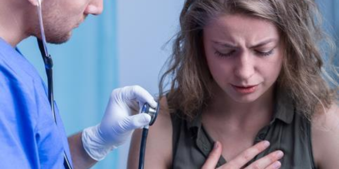 Young20woman20with20chest20pain-xOnl6f-rss