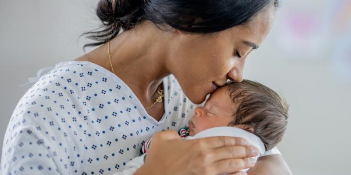 mom20kissing20newborn-d47T87-rss